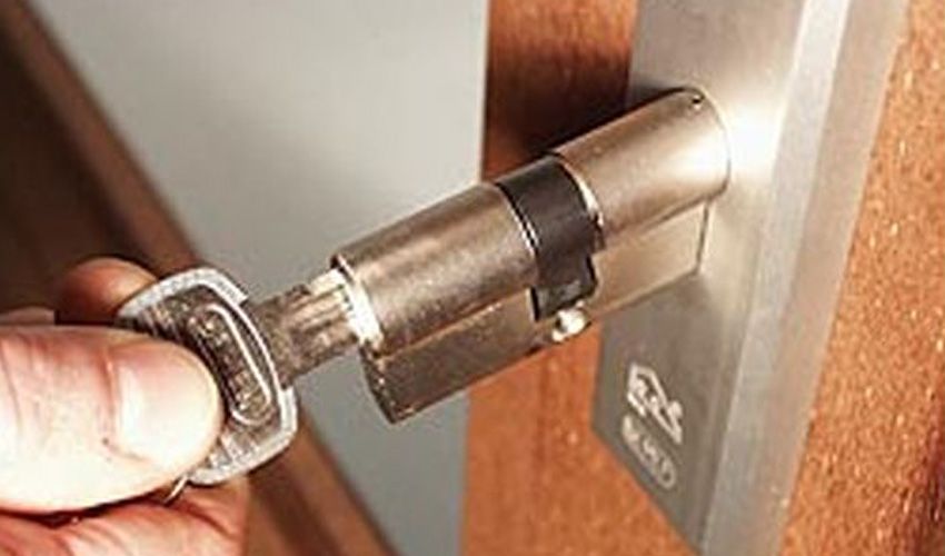 Nieuw slot wordt gemonteerd in een woning te Rumpen Nieuw slot wordt gemonteerd in een woning te Rumpen